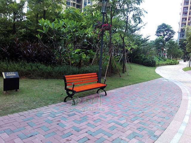  欣方圳垃圾桶廠家這里有您所需的各類垃圾桶產(chǎn)品和園林椅休閑椅，您只需要關注一下您身邊的市場或者來欣方圳官網(wǎng)瞧一瞧。您可以在欣方圳官網(wǎng)的案例里面，看到全國各地區(qū)的用戶案例及各種類型的用戶選擇。這不，深圳觀瀾的一位客戶又一次來我司欣方圳科技有限公司購買了一批鑄鐵有靠背園林椅。       欣方圳的這批P27鑄鐵有靠背園林椅椅腳模具使用電腦雕刻，比一般廠家人工模具鑄鐵椅腳表面更光滑平整。耐壓性極強，同時具備很強的耐熱、耐磨、耐蝕、耐低溫的特性，鑄鐵有靠背園林椅，生產(chǎn)周期較短，給人以粗獷、莊重、穩(wěn)重的感覺，是戶外市政公共設施必選產(chǎn)品。    而且為了防止椅條在受力情況下往下變形，我們欣方圳的每一款休閑椅都在在椅條的下面加了兩條L30*3的熱鍍鋅角鋼加強支撐，加強椅條的支撐能力，有效的將承載力傳遞到椅腿上，防止椅條變形，加強休閑椅的抗沖擊能力，提高鑄鐵有靠背園林椅的壽命。