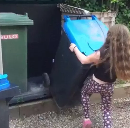 打臉!英國清潔工稱垃圾桶難放 8歲女孩當(dāng)場示范