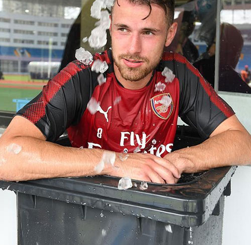 感受中國溫度!阿森納眾將集體鉆進(jìn)垃圾桶