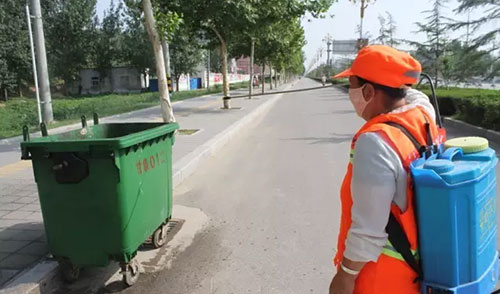 致敬環衛工人，細心消除垃圾桶邊的蚊蠅