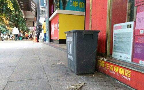 垃圾桶當(dāng)足球踢？！城區(qū)大半年累計(jì)丟近千個(gè)垃圾桶
